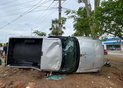 S10 capotou na Avenida Zequinha Freire