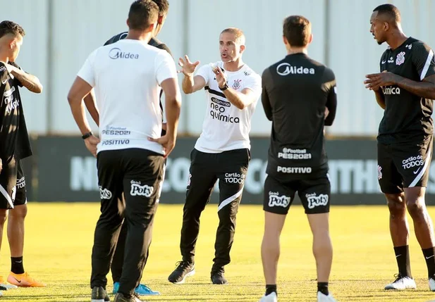 Sylvinho orienta seus jogadores