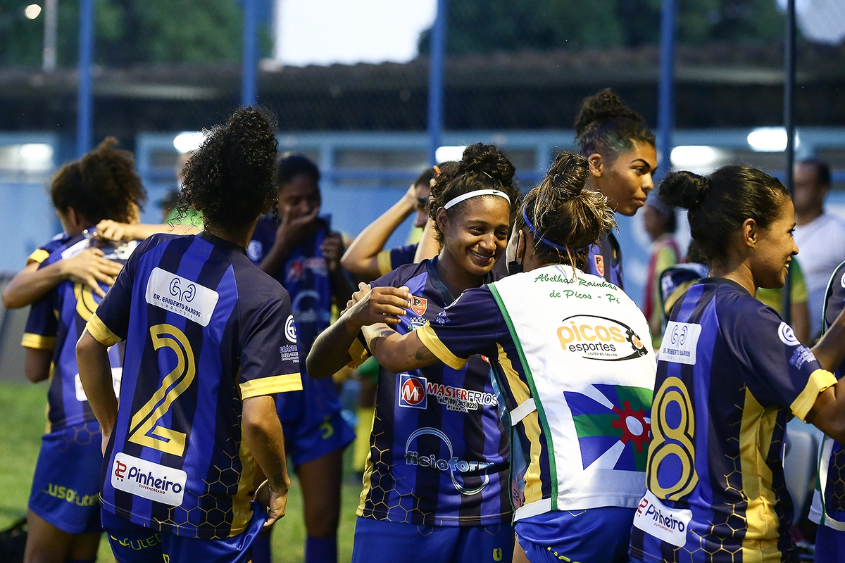 Time comemorando a vitória
