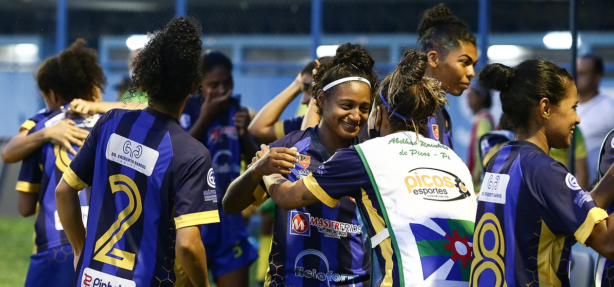 Time comemorando a vitória