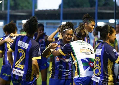 Time comemorando a vitória