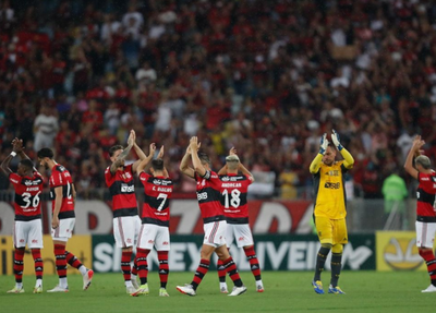 Torcida em coro com os jogadores no pós-vitória.
