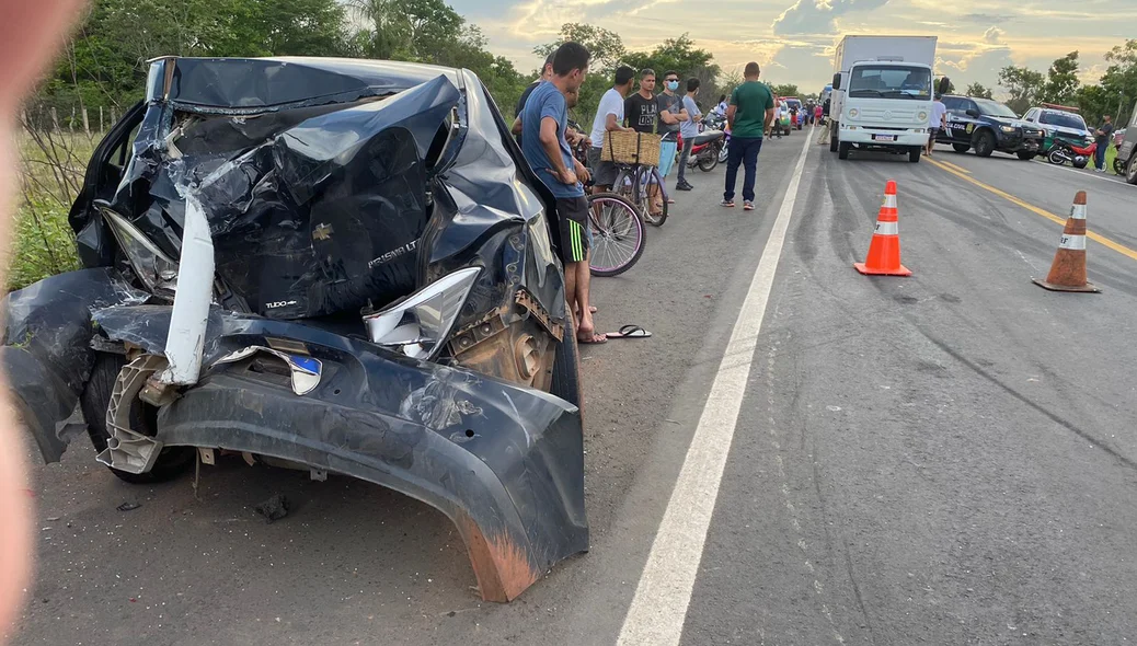 Um dos veículos ficou destruído