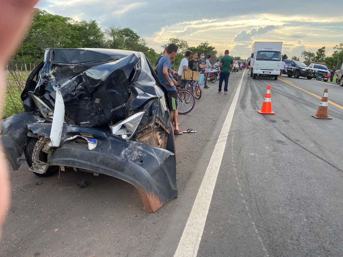Um dos veículos ficou destruído