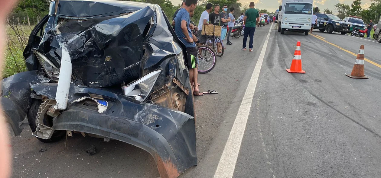 Um dos veículos ficou destruído