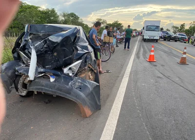 Um dos veículos ficou destruído