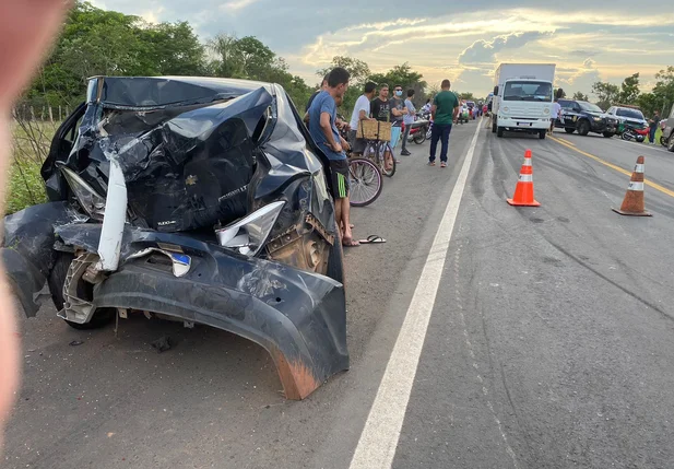 Um dos veículos ficou destruído