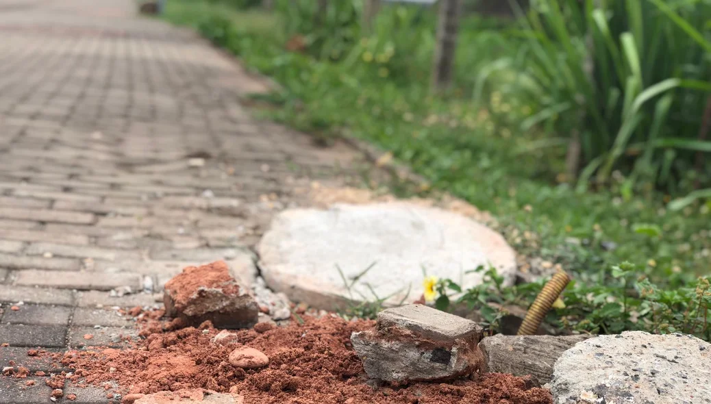 Vândalos arrancam e furtam postes em Teresina