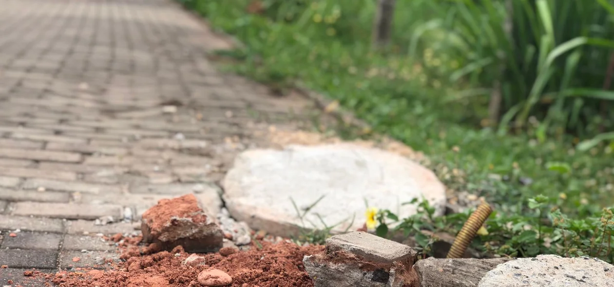 Vândalos arrancam e furtam postes em Teresina