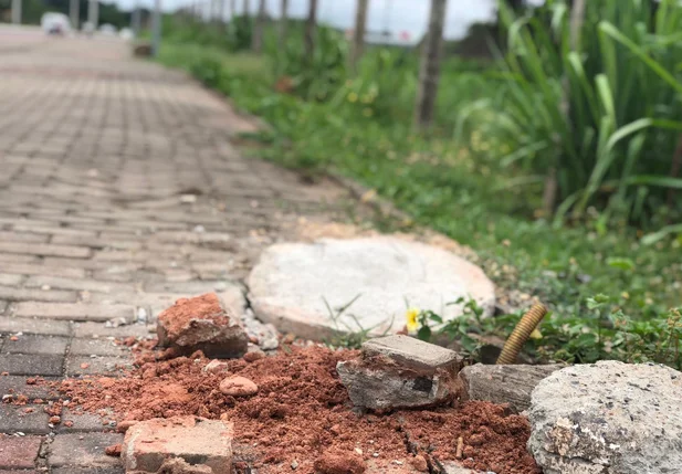 Vândalos arrancam e furtam postes em Teresina