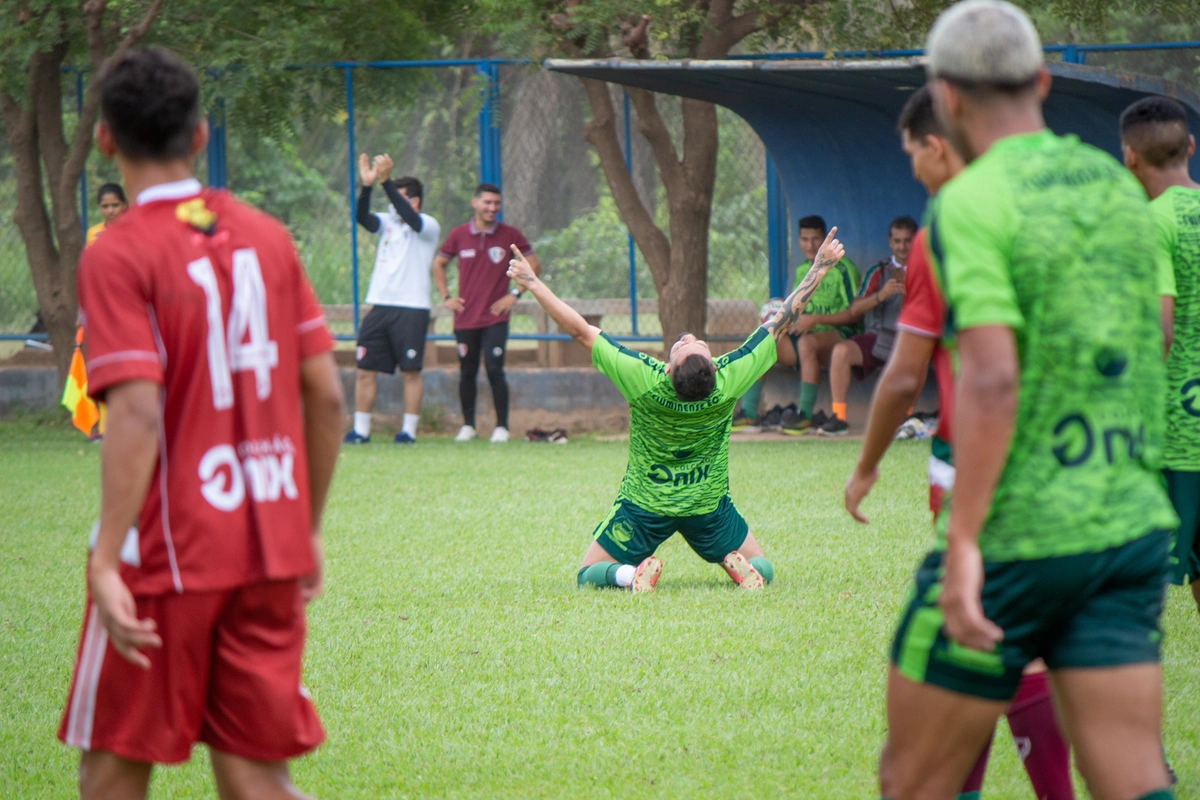 Vaqueiro realiza jogo-treino entre profissionais e sub-20 no Tatazão