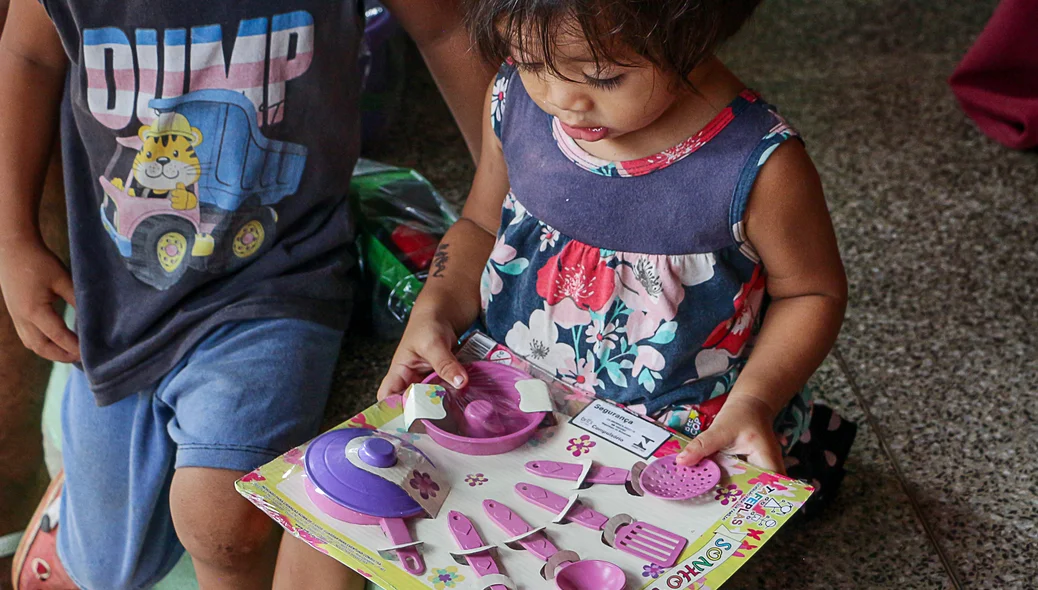 Várias crianças ganharam brinquedos