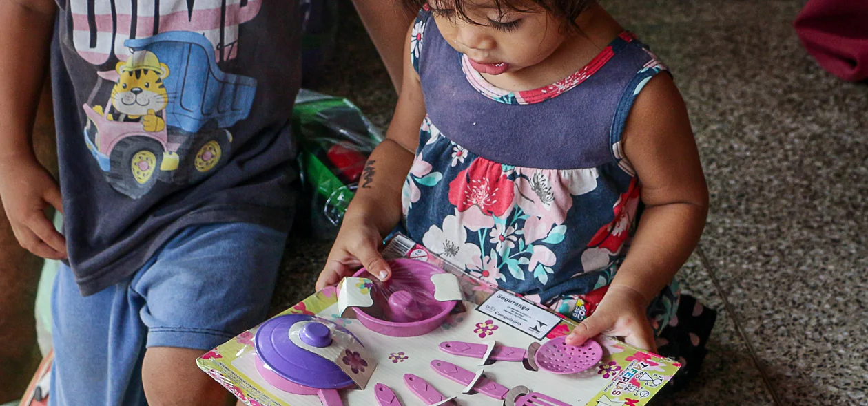 Várias crianças ganharam brinquedos