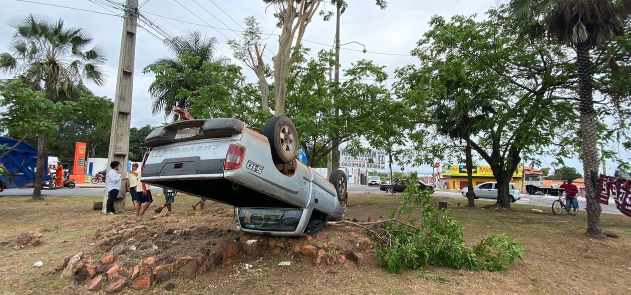 Veículo capota na zona leste de Teresina