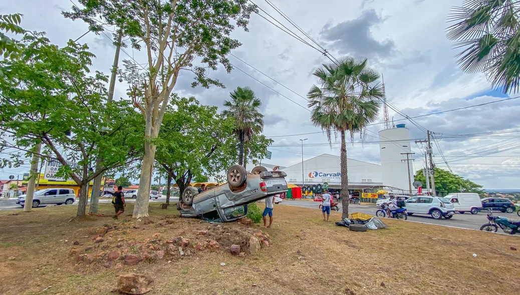 Veículo ficou destruído na rotatória do Planalto Uruguai