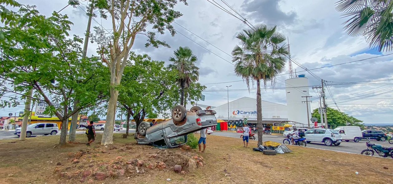 Veículo ficou destruído na rotatória do Planalto Uruguai