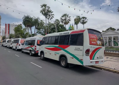 Veículos de transporte alternativo na frente do Palácio de Karnak