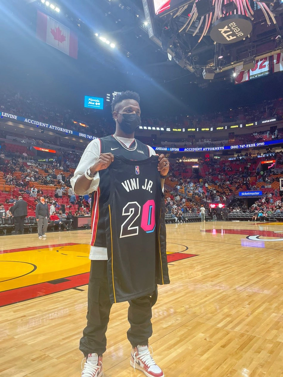 Vini Jr recebe homenagem do Miami Heat na FTX Arena.
