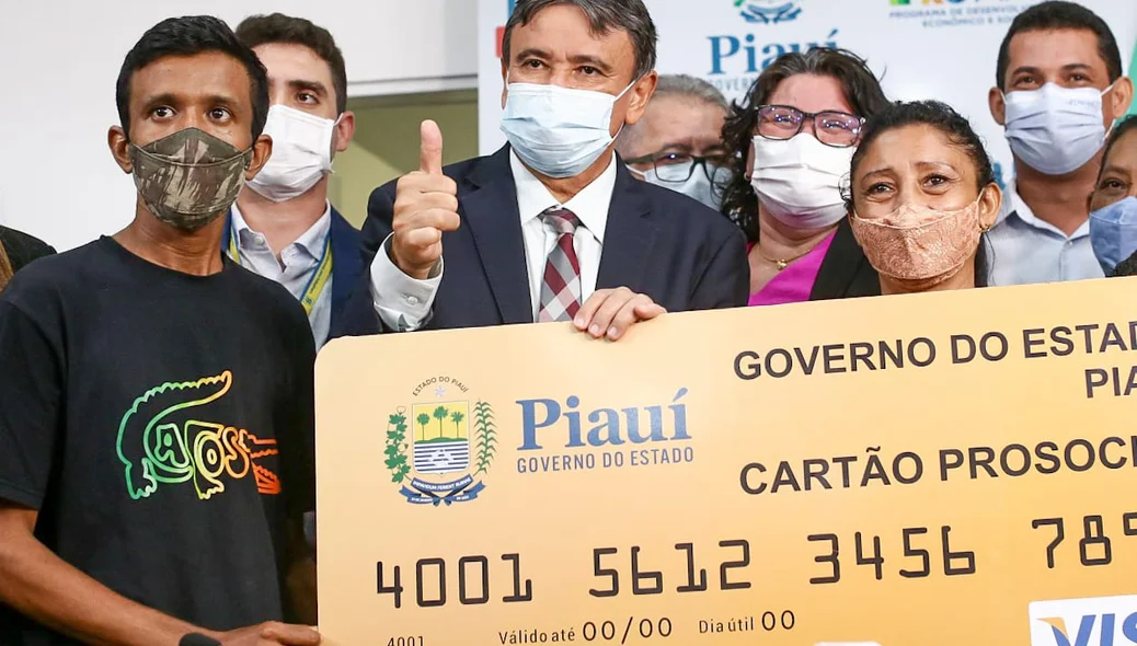 Wellington Dias entrega cartões do Programa Cartão Pró Social