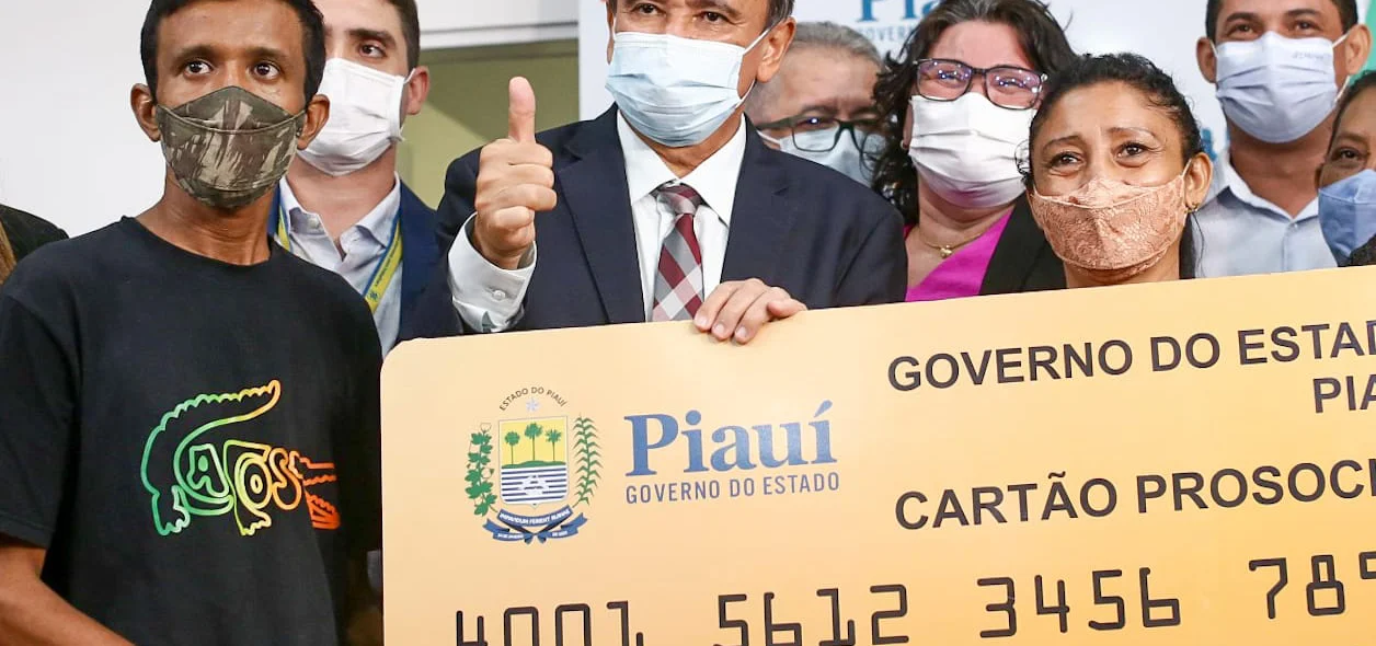 Wellington Dias entrega cartões do Programa Cartão Pró Social