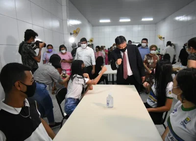 Wellington Dias entrega reforma de escola