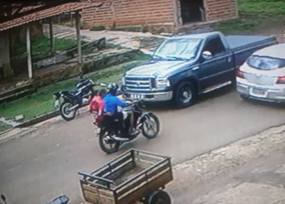 A dupla estava transitando em uma motocicleta pela região