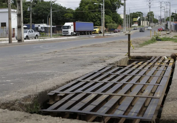 A rede de esgoto está aberta há meses