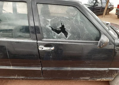 A vítima estava no carro quando foi alvejado