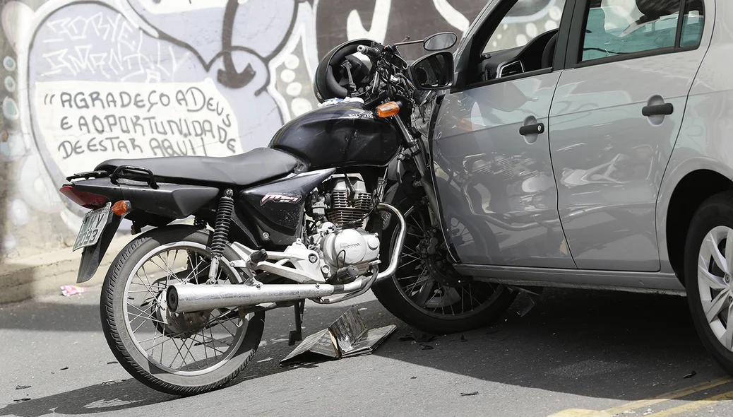 Acidente entre carro e moto