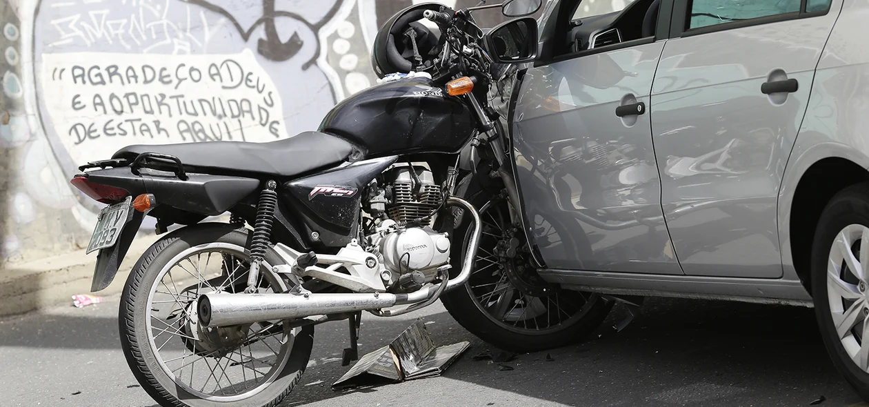 Acidente entre carro e moto