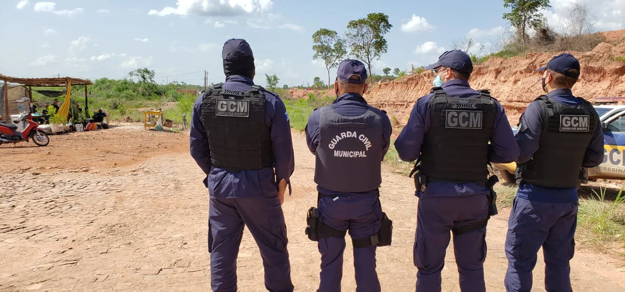Agentes no local