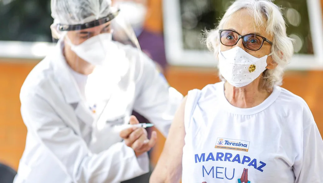 Amariles Borba recebe segunda dose