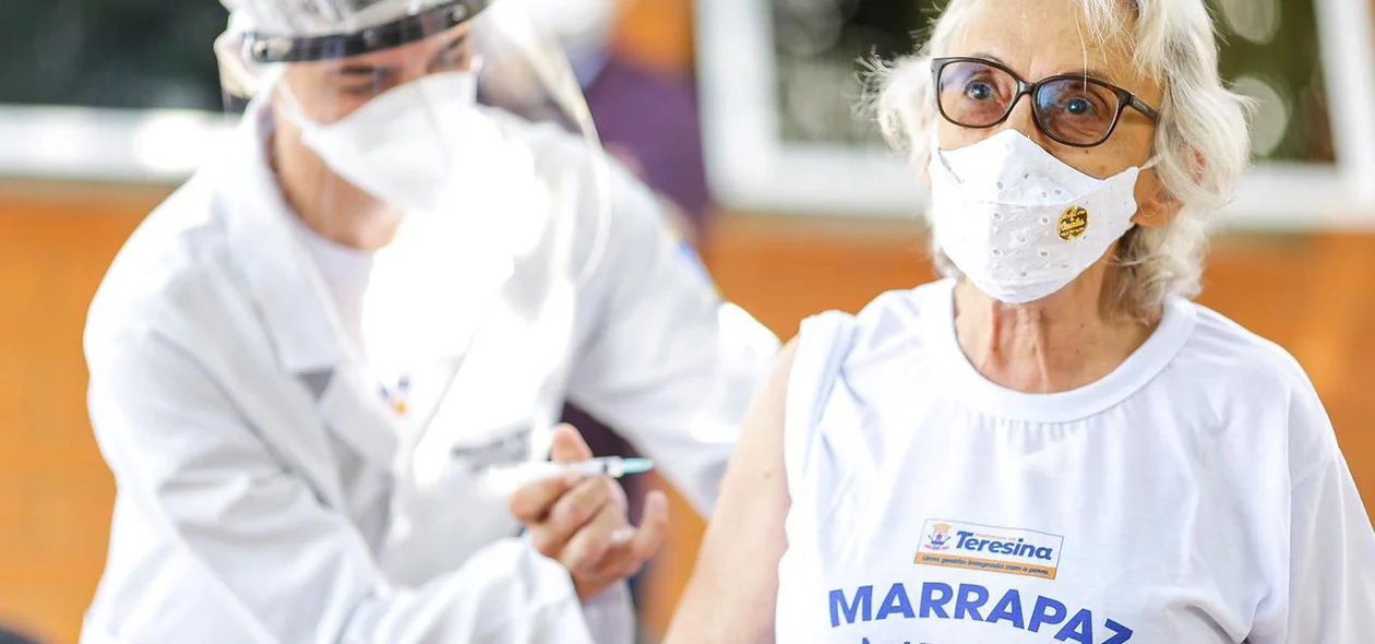 Amariles Borba recebe segunda dose