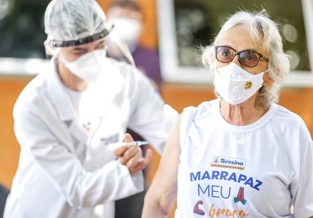 Amariles Borba recebe segunda dose