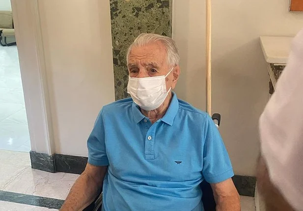 Ator Orlando Drummond foi vacinado aos 101 anos contra covid-19