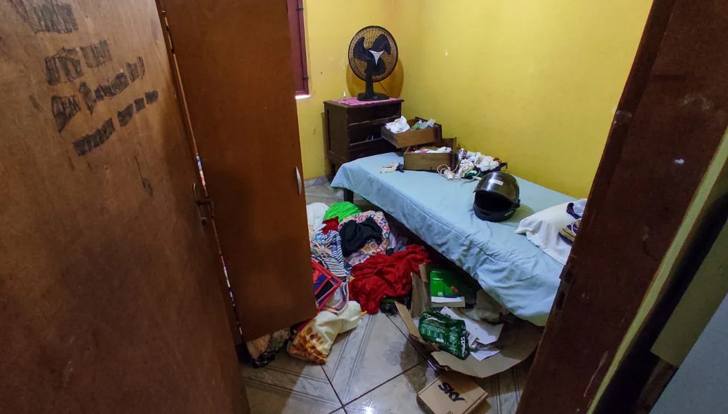 Bandidos reviraram os quartos da casa que fica ao lado do comércio
