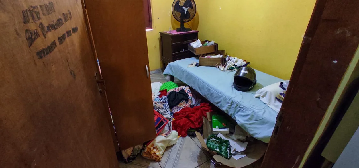 Bandidos reviraram os quartos da casa que fica ao lado do comércio