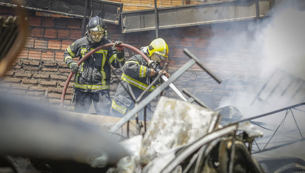 Bombeiros apagando o fogo