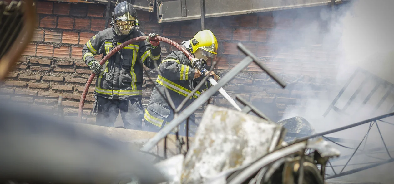 Bombeiros apagando o fogo