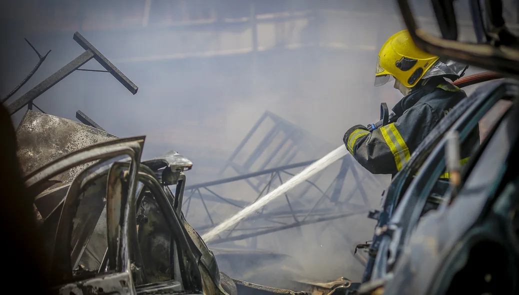 Bombeiros tentando conter o fogo