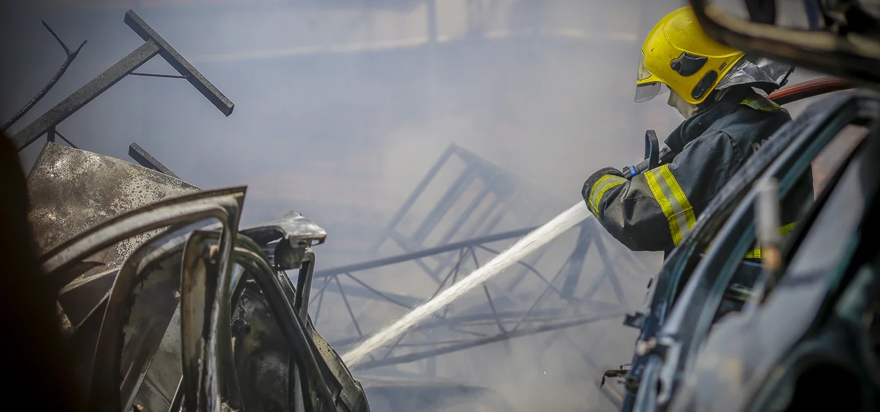 Bombeiros tentando conter o fogo