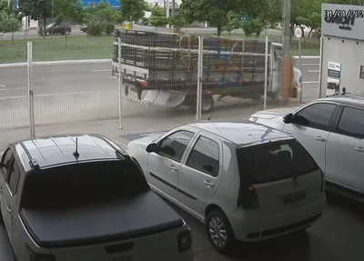 Caminhão colide em poste na Avenida João XXIII