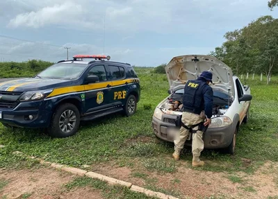 Carro recuperado pela PRF