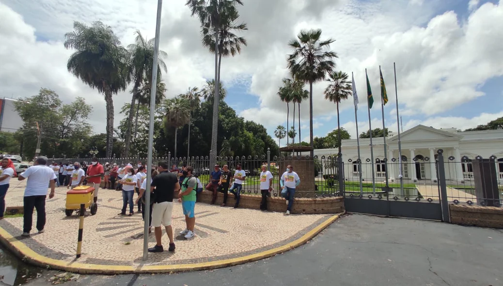 Categoria realiza um protesto na manhã desta terça-feira (23)
