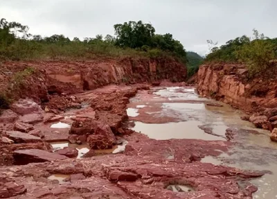 Chuvas destroem trecho da PI 392