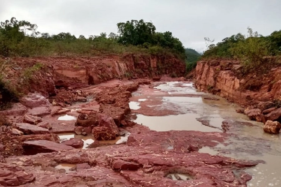 Chuvas destroem trecho da PI 392