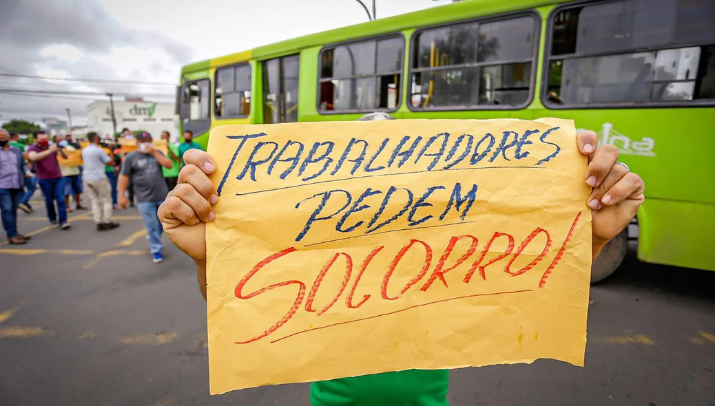 Cobradores e motoristas de ônibus realizam manifestação na Avenida Frei Serafim