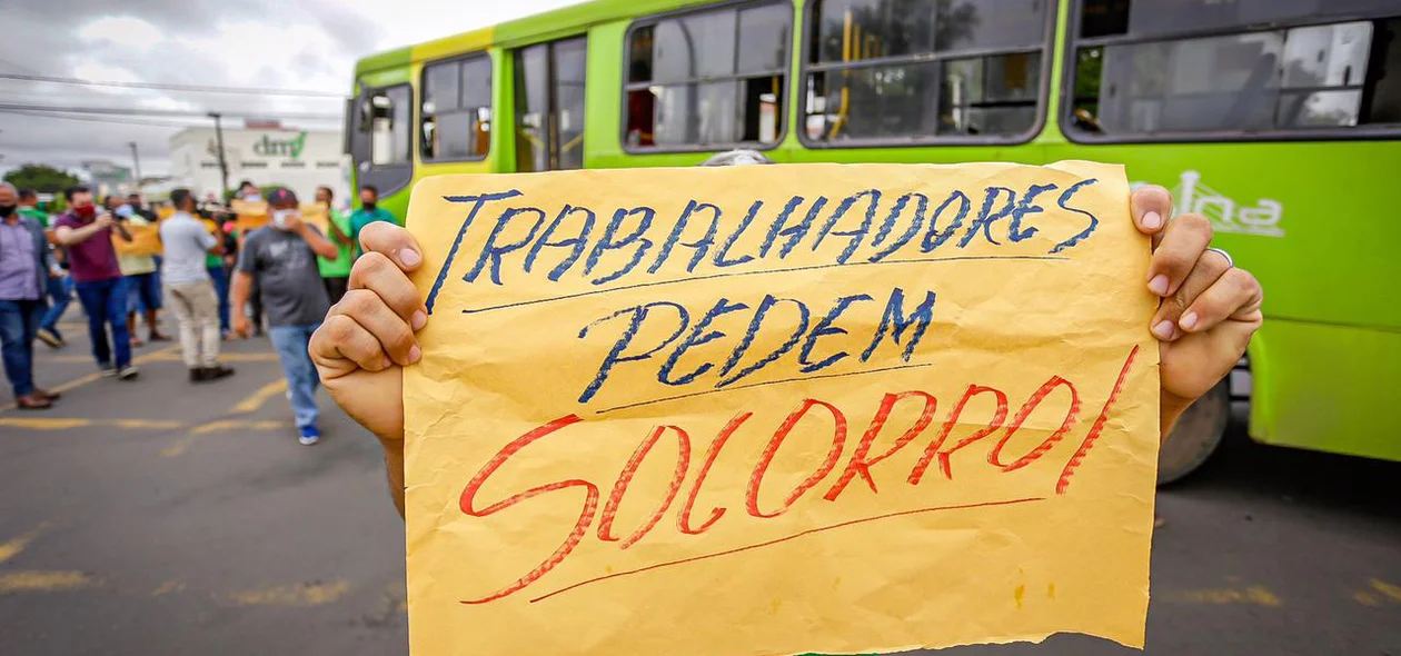 Cobradores e motoristas de ônibus realizam manifestação na Avenida Frei Serafim