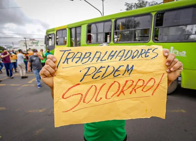 Cobradores e motoristas de ônibus realizam manifestação na Avenida Frei Serafim