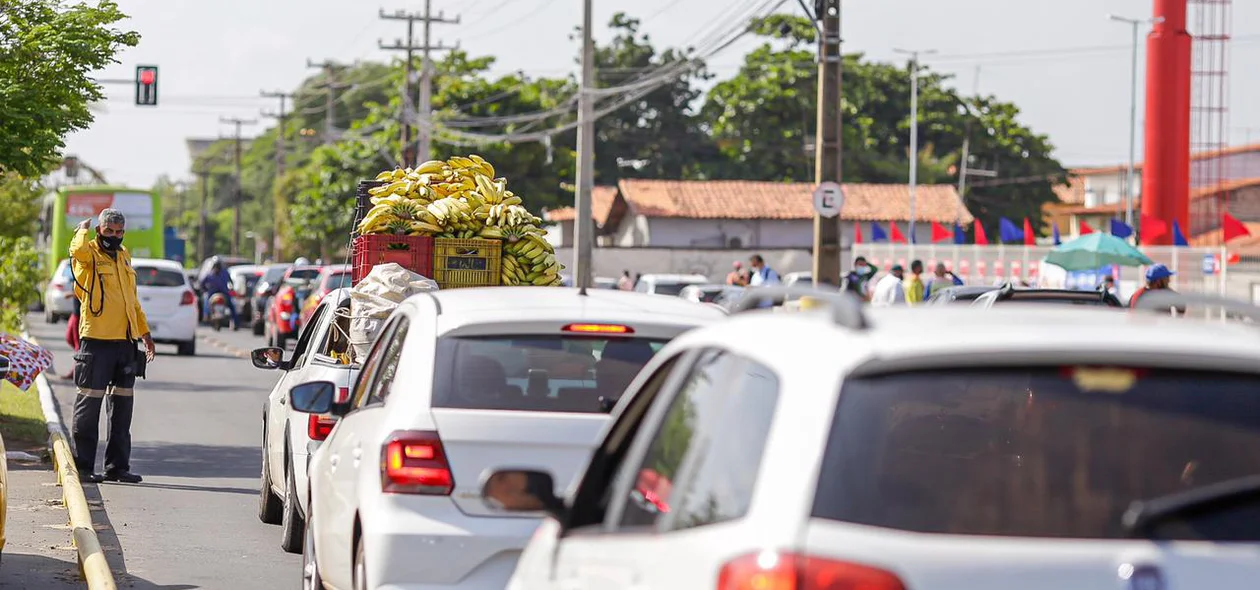 Congestionamento na frente do Mix Atacarejo